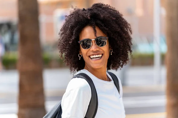 Porträtt Naturliga Leende Ung Kvinna Med Afro Frisyr Bär Fashionabla — Stockfoto