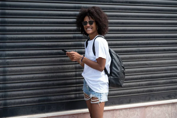 Šťastná Atraktivní Dívka Městě Ulici Pomocí Mobilního Telefonu Kontrolu Sociálních — Stock fotografie