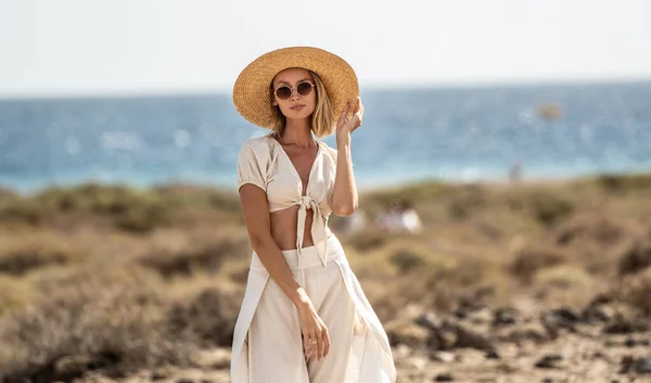 美しいBohoの女性は 野生のビーチにポーズをわら帽子 サングラスやファッショナブルな夏の服を着て 晴れた日 リラックス — ストック写真