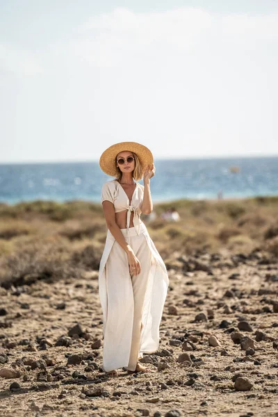 Mooie Boho Vrouw Met Strohoed Zonnebril Modieuze Zomerkleding Poserend Het — Stockfoto