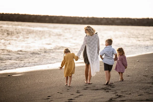 Linda Família Andando Praia Mãe Com Criança Passando Tempo Juntos — Fotografia de Stock