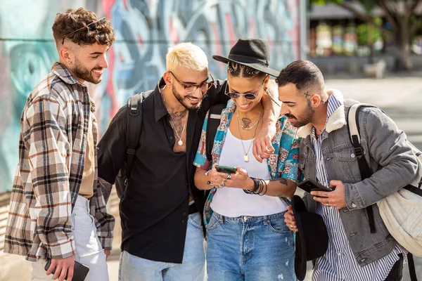 Group Multiracial Young Fashionable Friends Using Cell Phone Sharing Content — ストック写真