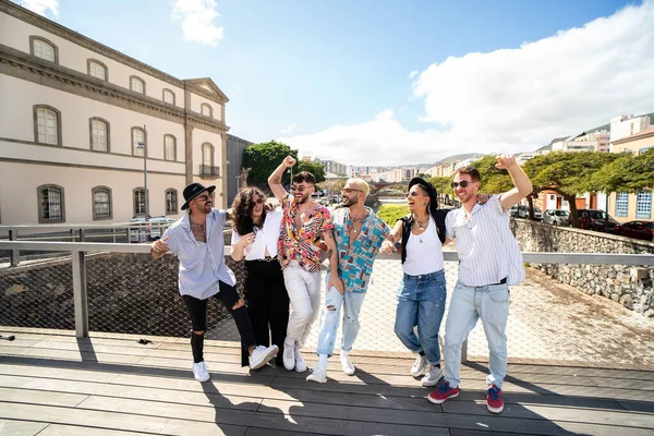 Grupp Unga Fashionabla Vänner Som Umgås Staden Går Pratar Och — Stockfoto