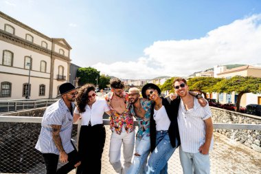 Bir grup modaya uygun genç arkadaş şehirde birlikte vakit geçiriyorlar, yürüyorlar, konuşuyorlar ve gülüyorlar. Altı kişi. Arkadaşlık. Mutluluk. Gerçek insan yaşam tarzı..