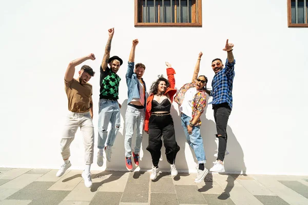 Bir Grup Mutlu Genç Arkadaş Eğleniyor Gülüyor Beyaz Duvardan Atlıyorlar — Stok fotoğraf