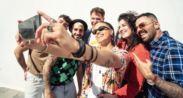 Grupa Szczęśliwych Młodych Przyjaciół Bawiących Się Śmiejących Podczas Robienia Selfie — Zdjęcie stockowe