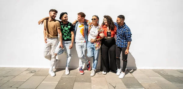 Bir Grup Mutlu Genç Arkadaş Eğleniyor Gülüyor Beyaz Duvarın Üzerinde — Stok fotoğraf