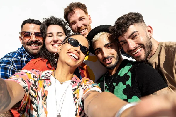 Bir Grup Mutlu Genç Arkadaş Cep Telefonuyla Selfie Çekerken Eğleniyor — Stok fotoğraf