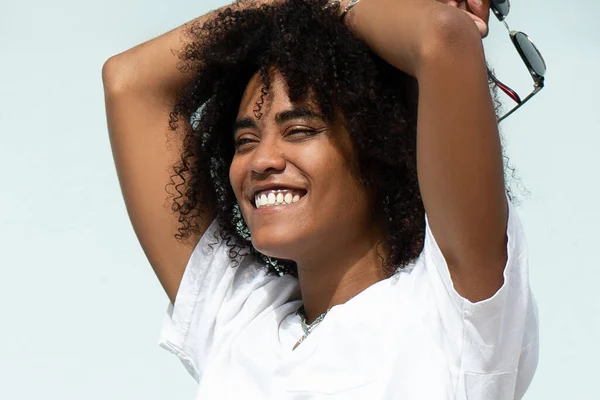 Portrét Afro Ženy Usmívající Odvracející Pohled Emoce Skutečných Lidí Detailní — Stock fotografie
