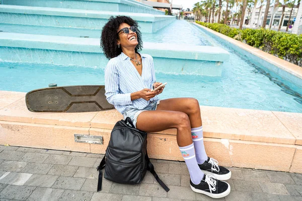 Junge Frau Mit Afro Frisur Mit Handy Lachend Mit Rucksack — Stockfoto