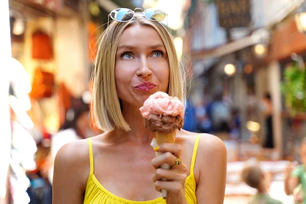 Young Happy Woman Eating Ice Cream Cone While Sightseeing Venice — Stock Photo, Image