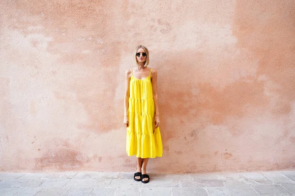 Fashionable Blonde Woman Yellow Summer Dress Sunglasses Standing Front Wall — Stock Photo, Image