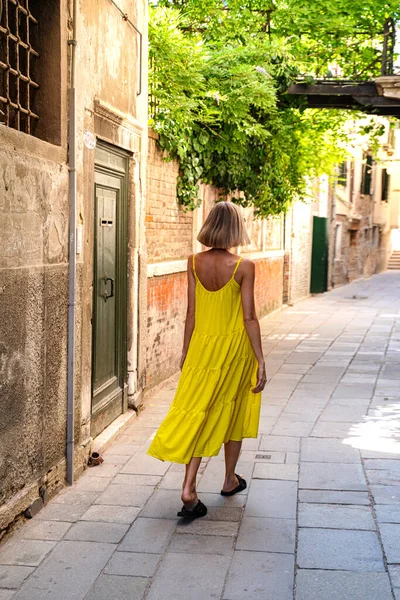 Young Traveler Girl Summer Holidays Europe Walking Old City Street — Stock Photo, Image