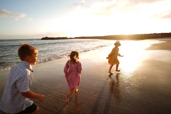 Crianças Bonitinhas Felizes Desfrutando Dia Ensolarado Praia Brincando Correndo Areia — Fotografia de Stock