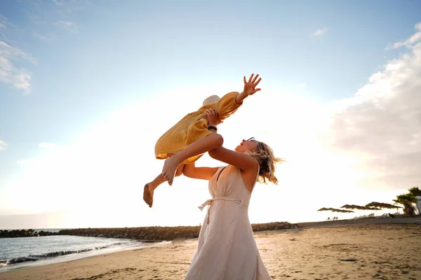 Mãe Feliz Com Sua Filhinha Divertindo Juntos Praia Brincando Rindo — Fotografia de Stock
