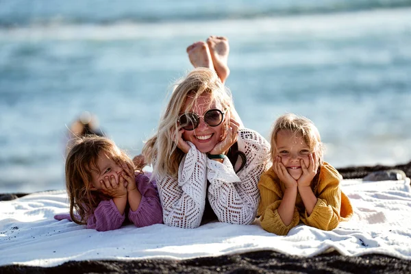 Mulher Feliz Relaxando Com Suas Duas Filhas Livre Praia Deitada — Fotografia de Stock