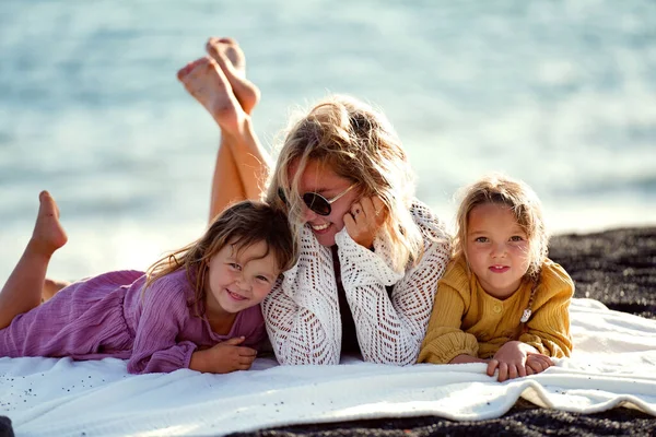 Mulher Feliz Relaxando Com Suas Duas Filhas Livre Praia Deitada — Fotografia de Stock