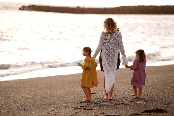 Joyful Mother Two Daughters Holding Hands Walking Beach Sunset Relaxing — Stockfoto