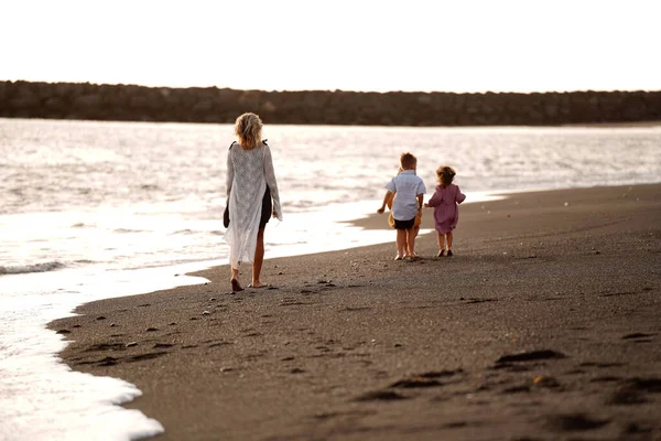 Mãe Alegre Com Três Filhos Andando Praia Durante Pôr Sol — Fotografia de Stock