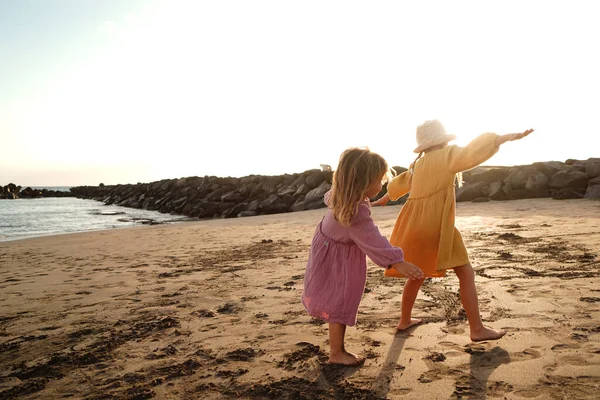 Meninas Bonitinhas Felizes Desfrutando Dia Ensolarado Praia Brincando Correndo Areia — Fotografia de Stock