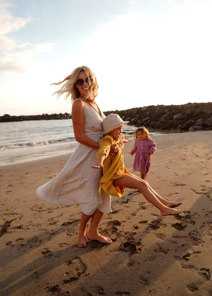 Mãe Alegre Com Duas Filhas Brincando Praia Divertindo Durante Pôr — Fotografia de Stock