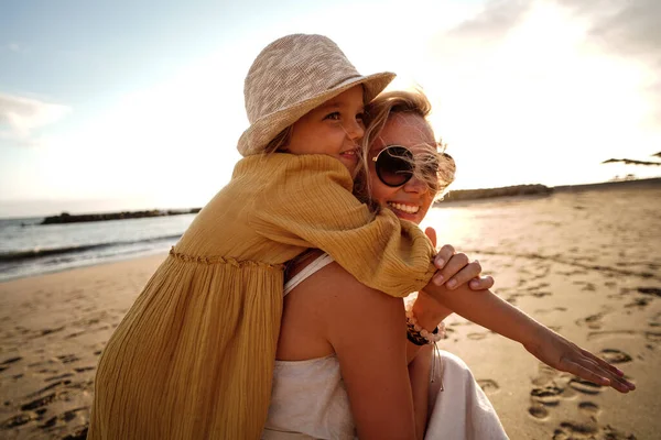 Mãe Feliz Com Sua Filhinha Divertindo Juntos Praia Brincando Abraçando — Fotografia de Stock