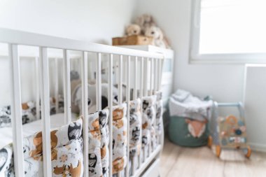 Modern bebek odası, şık mobilyalar ve güzel oyuncaklar. Gerçek fotoğrafçılık