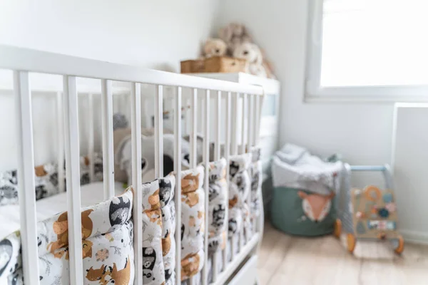 Modern Babyrumsinredning Med Eleganta Möbler Och Vackra Leksaker Verklig Fotografering — Stockfoto