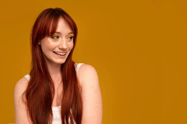 Menina Gengibre Alegre Autêntica Com Belo Sorriso Sardas Naturais Cabelo — Fotografia de Stock