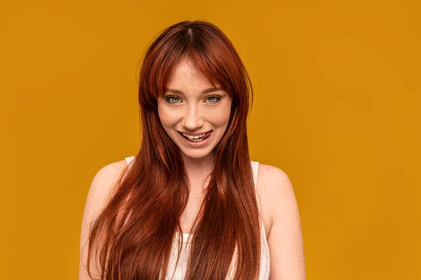 Menina Gengibre Positivo Com Belo Sorriso Dente Lambendo Seus Dentes — Fotografia de Stock