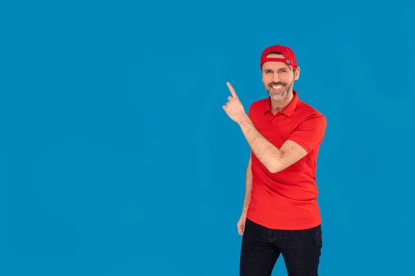 Repartidor Uniforme Rojo Gorra Camisa Aislado Sobre Fondo Azul Estudio —  Fotos de Stock