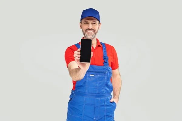 Sonriente Fontanero Guapo Reparador Mirando Cámara Sonriendo Sosteniendo Teléfono Móvil — Foto de Stock