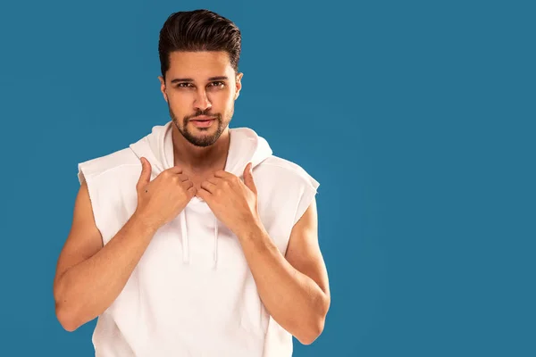 Homem Bonito Jovem Moda Posando Topo Tanque Branco Com Capuz — Fotografia de Stock