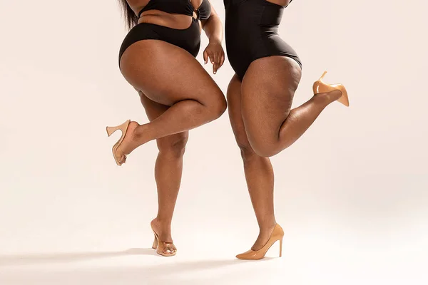 Foto Cuerpos Reales Magníficos Más Tamaño Piel Oscura Dos Mujeres —  Fotos de Stock