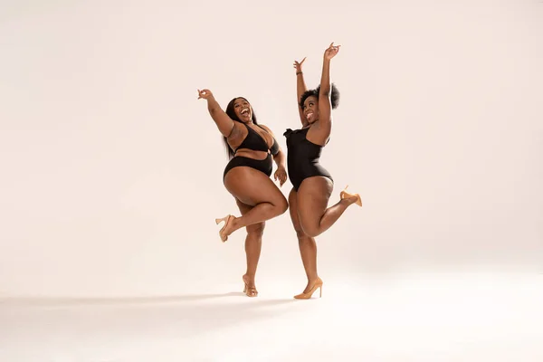 Volledige Foto Van Prachtige Size Donkere Huid Twee Vrouwen Zwarte — Stockfoto