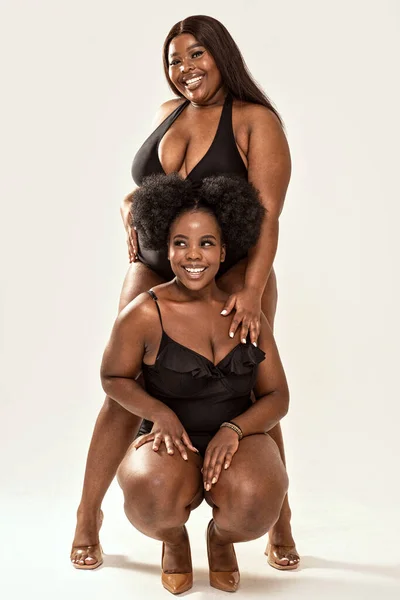 Foto Completa Soberba Size Escuro Esfolado Duas Mulheres Trajes Banho — Fotografia de Stock