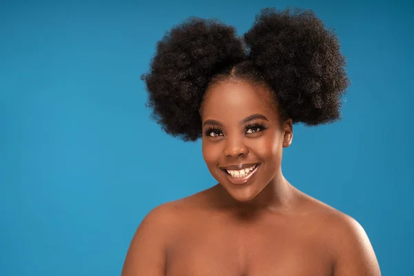 Retrato Belleza Una Joven Africana Con Piel Sana Limpia Sonriendo — Foto de Stock