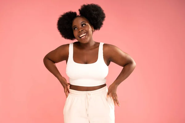Atraktivní Ženský Model Tmavou Pletí Afro Účesem Pózující Růžovém Pastelovém — Stock fotografie