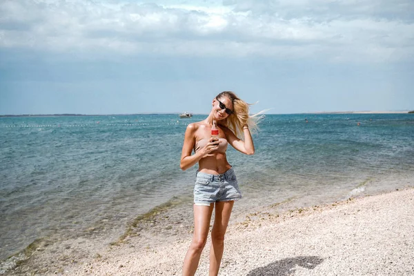 Summer Photo Blonde Happy Woman Relaxing Beach Smiling Girl Fit — ストック写真