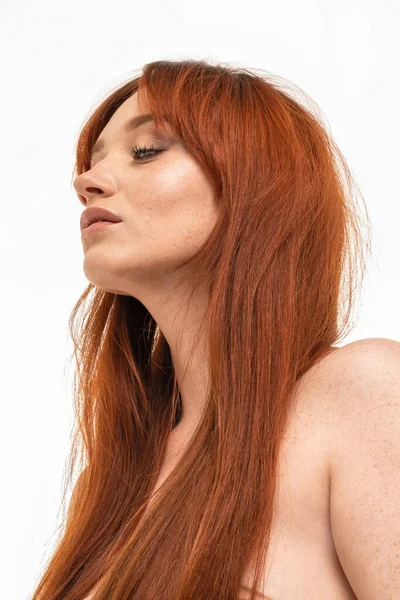 Рыжая Женщина Длинными Волосами Веснушками Портрет Красоты Снимок Студии — стоковое фото