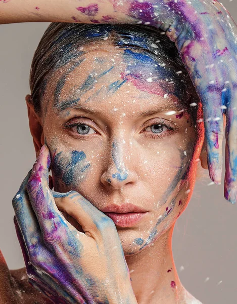 Retrato Arte Belleza Mujer Con Interesante Maquillaje Abstracto Colores Brillantes —  Fotos de Stock