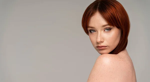 Natural Young Redhead Woman Beauty Face Freckles Healthy Facial Skin — Zdjęcie stockowe