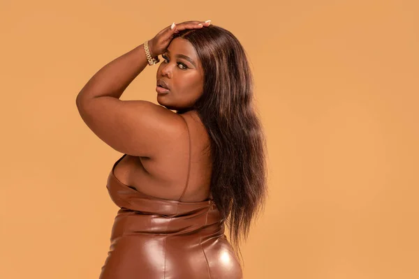 Sexy Size African Woman Posing Brown Leather Dress Looking Camera — Fotografia de Stock