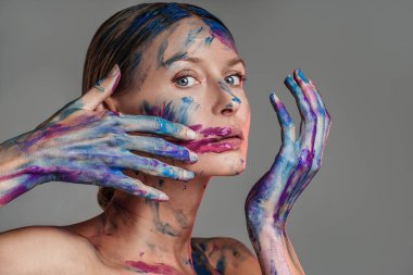 İlginç soyut makyajlı bir kadının güzel sanat portresi. Parlak, moda renkler Renkli yüz boyası