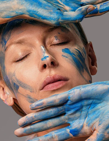 Piękna Sztuka Portret Kobiety Ciekawym Abstrakcyjnym Makijażem Jasny Modny Kolor — Zdjęcie stockowe