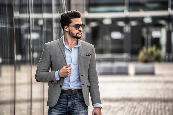 Handsome Young Well Dressed Man Wearing Fashionable Sunglasses Clothes Posing — Foto Stock