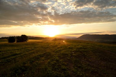 Çek Cumhuriyeti 'ndeki bir tarlada güzel bir gün batımı manzarası. Doğa. Bulutlar.