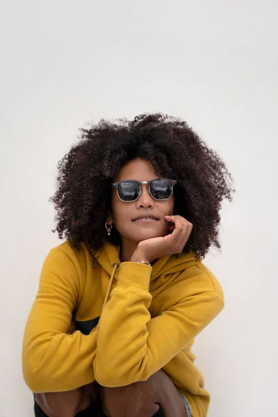 Portrét Módní Mladé Ženy Afro Účesem Hipsterský Styl Relax — Stock fotografie
