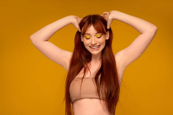 Portret Szczęśliwej Rudej Dziewczyny Rudymi Włosami Śmieszną Twarzą Żółtym Makijażem — Zdjęcie stockowe