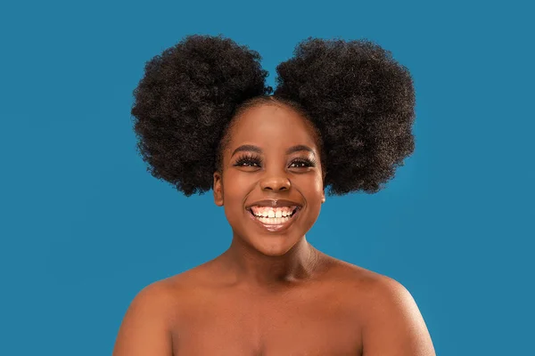 Happy Woman Smiling Beauty Female Portrait Young Emotional Afro Woman — Fotografia de Stock